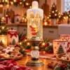 svetleca_sveca_sa_plamenom_i_praznicnom_scenom Dekorativna LED lampa sa snegom i plamenom pruža bezbednu i elegantnu prazničnu dekoraciju